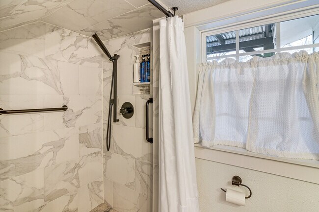 Building Photo - 5313 Palm Dr