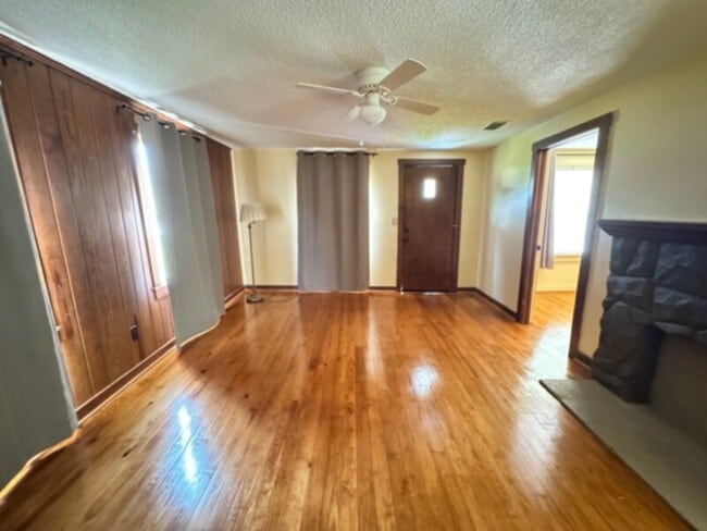 Building Photo - Beautiful 2 Bedroom, 1 Bath Lake Front Home with Den and Oversized 2 Car Garage on Large  Lot