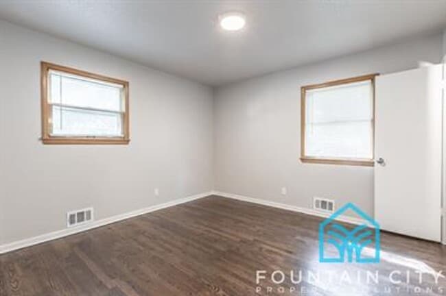 Building Photo - 405 Hooke Ave