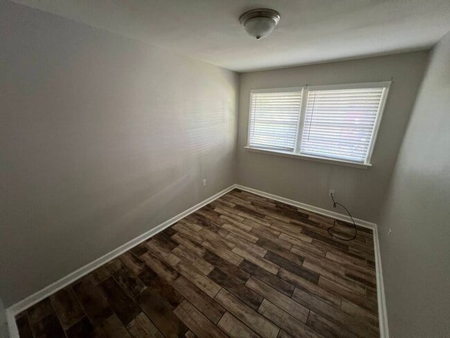 Building Photo - Charming 3BR Rental Featuring Granite Counters & Gas Range