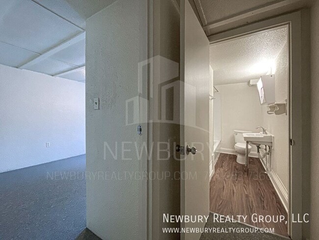 Building Photo - 29 Hickory St