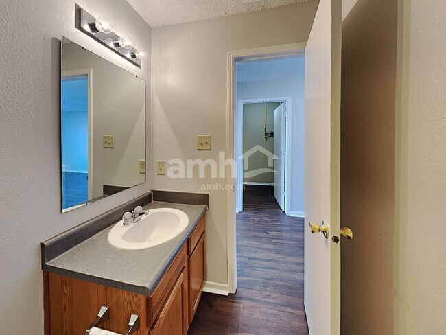 Building Photo - 1344 Ellington Dr
