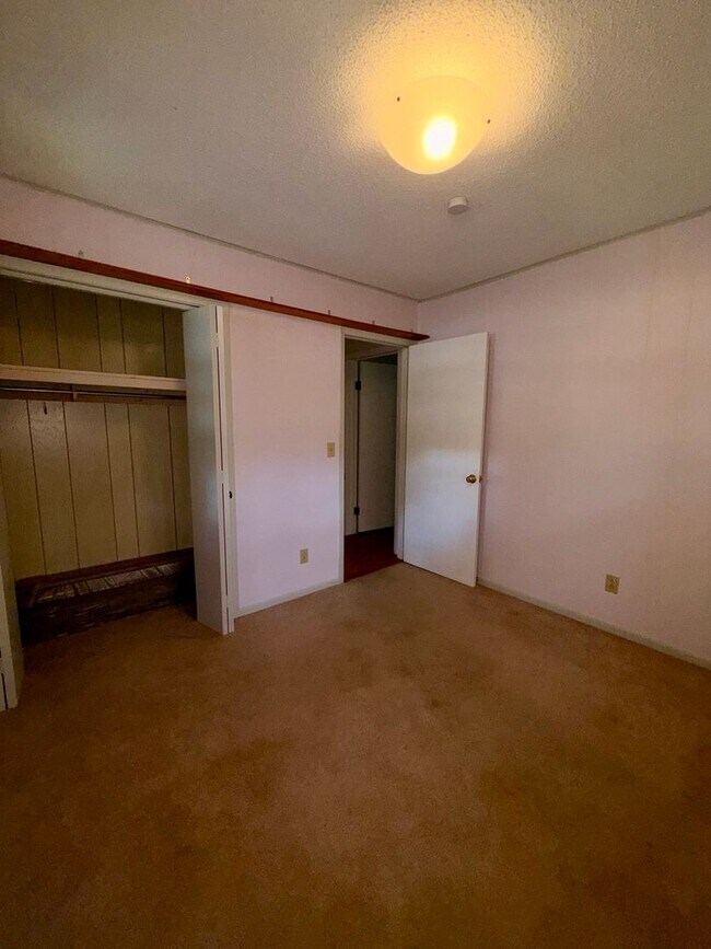 Building Photo - 19 Gore Ln