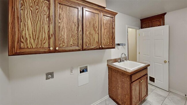 Building Photo - 1590 Deerwood Tr