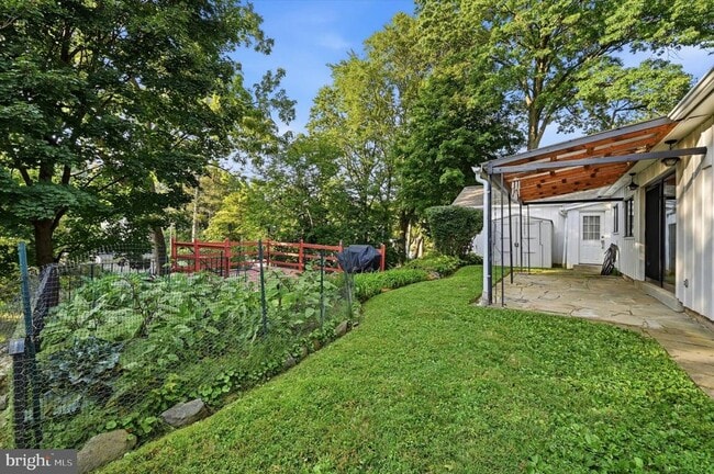 Building Photo - 840 Delmont Dr