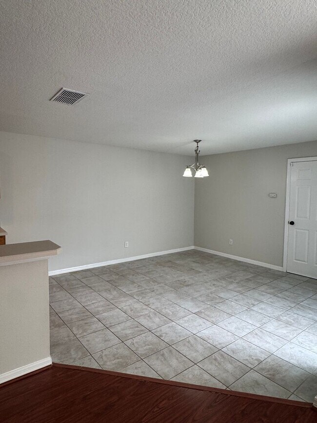 Building Photo - Avalon Park: 3 Bedroom, 2.5 Bath, 2 Car Garage Townhome