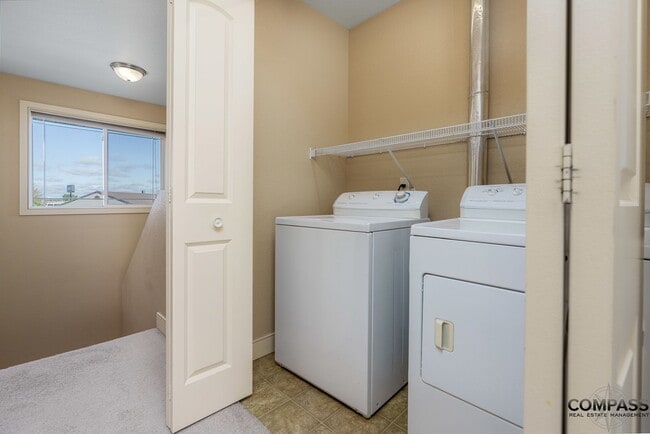 Building Photo - SPACIOUS TOWNHOME CONVENIENTLY LOCATED WIT...