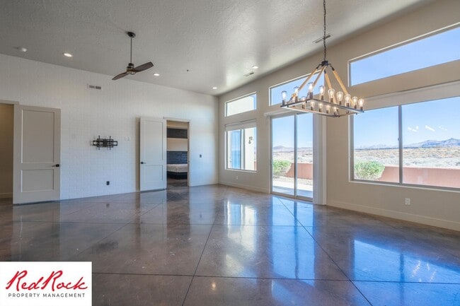 Building Photo - 4 Bedroom Luxury Home Near Sand Hollow