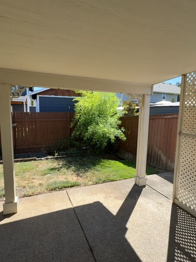Building Photo - Three Bedroom, Two Bath in the Vineyards N...