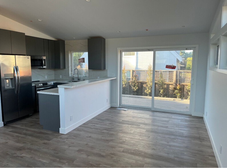 Kitchen with dinning counter - 245 Medio Ave