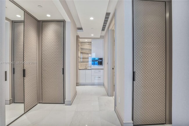 Building Photo - 17901 Collins Ave