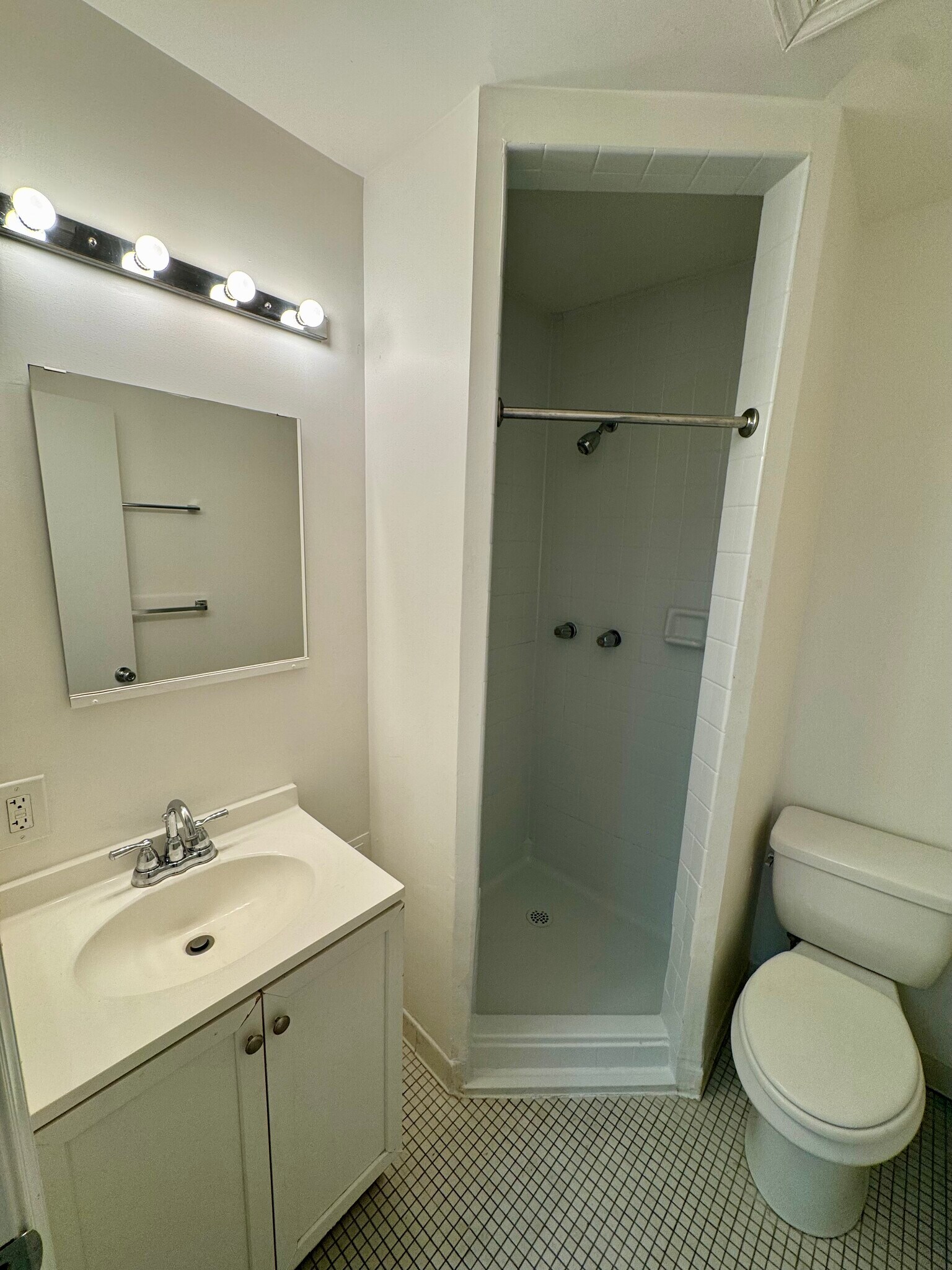 Building Photo - 10-16 E Chase St