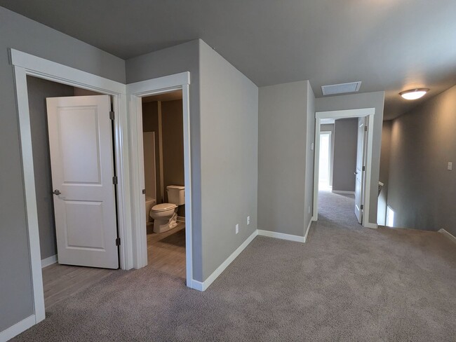 Building Photo - Newer 3 bedroom plus Den and Amenities in The Bridges