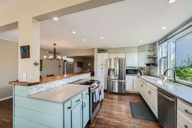 Building Photo - Furnished Downtown Louisville 5BDR Gem