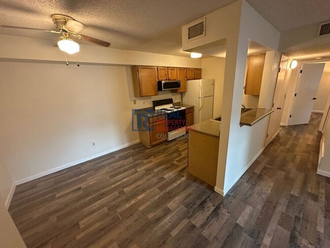 Building Photo - 1075 S Elkhart Way