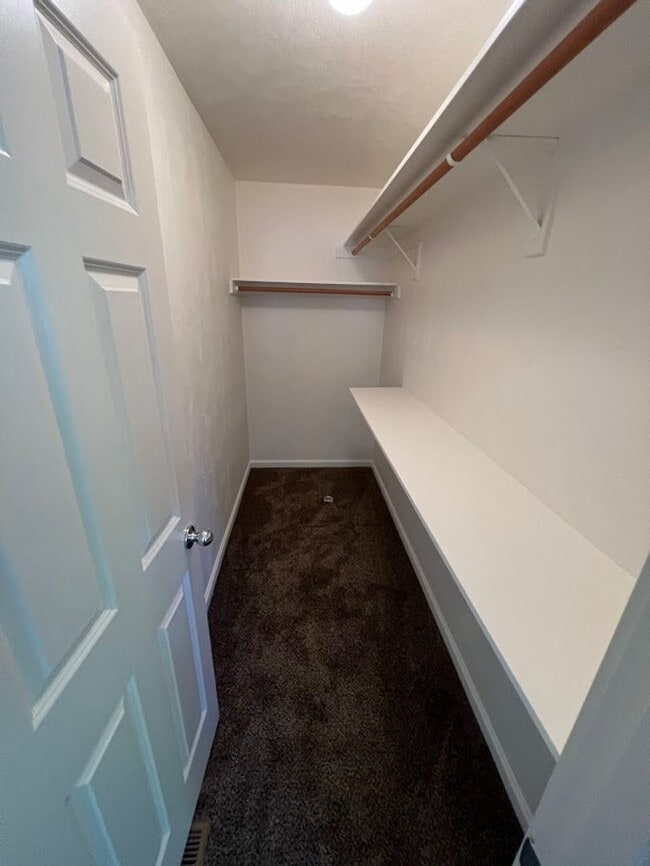 Building Photo - 4 Bedroom, 2 bathroom home located in Rive...
