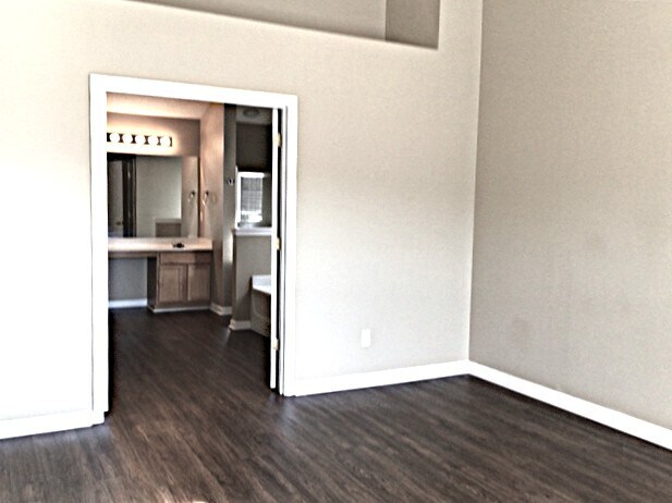 Building Photo - 5 Hessell Ct