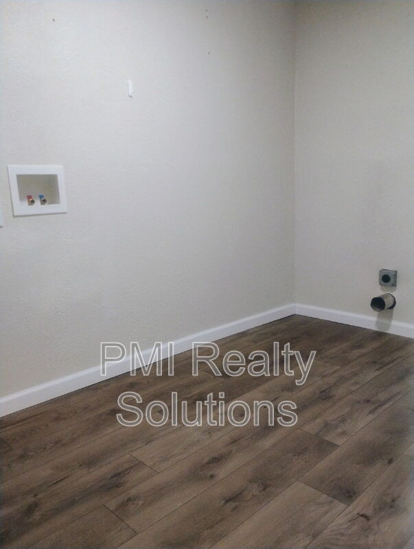 Building Photo - 913 N Creek Ave