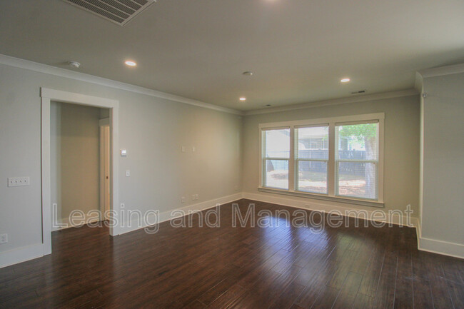 Building Photo - 1129 Bright Ct