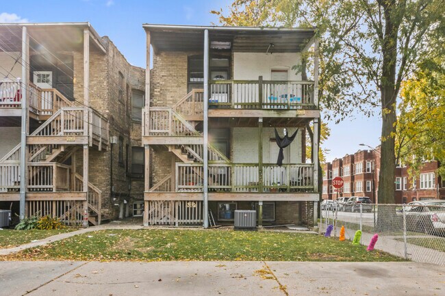 Building Photo - 4148 W Cornelia Ave