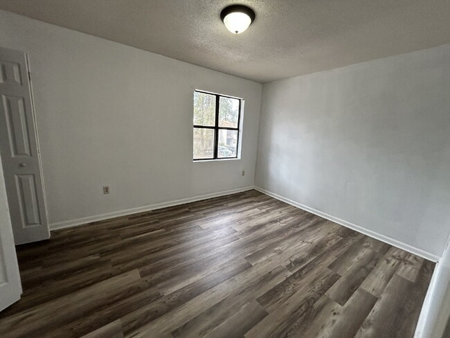 Building Photo - Townhouse For Rent