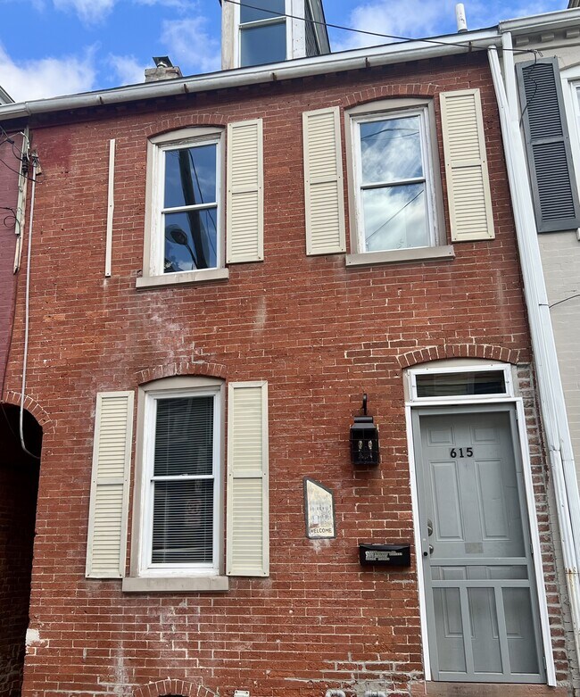 Building Photo - 615 Lake St