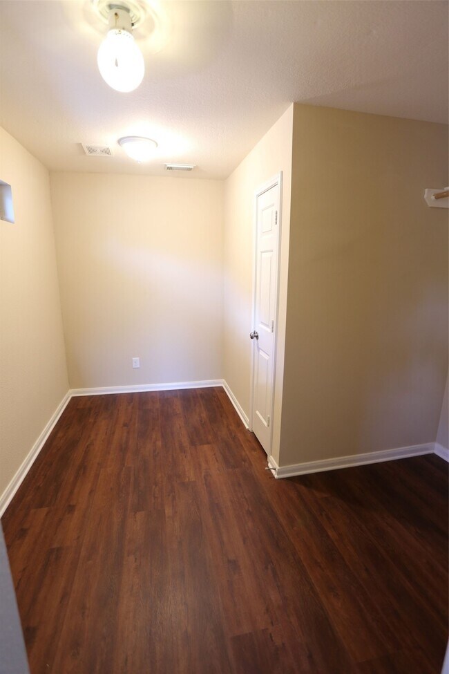 Building Photo - 3327 Summerwood Ln