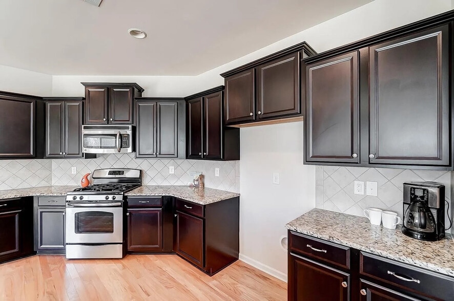 Building Photo - Room in House on Green Birch Dr