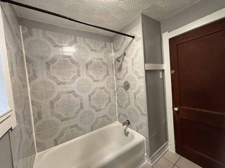 Building Photo - 4922 Winona Ave