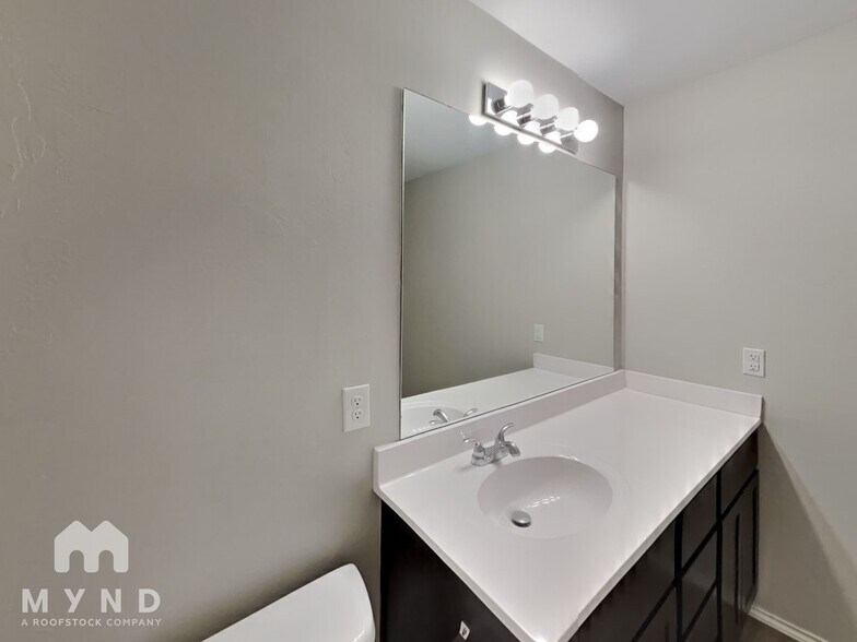 Building Photo - 726 W Lola Dr