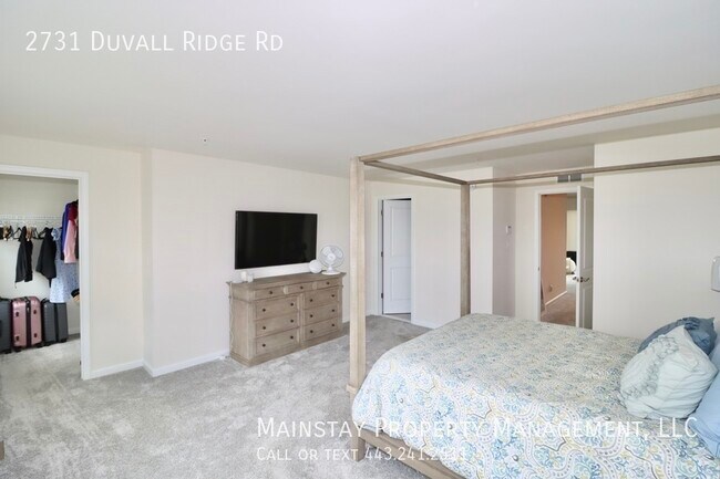 Building Photo - 2 Bedroom Plus DEN End Unit Townhome W Gar...