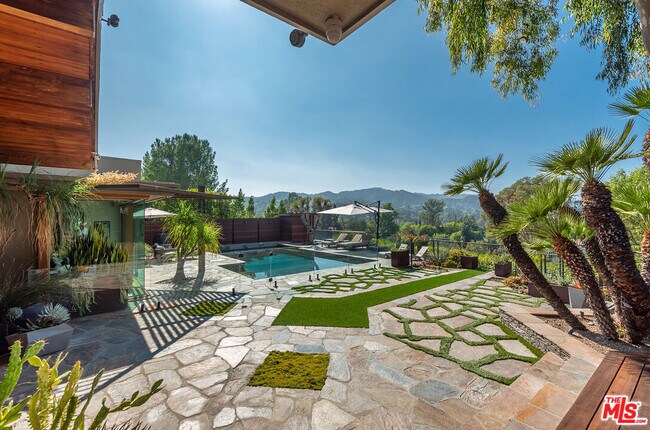 Building Photo - 4305 Clear Valley Dr