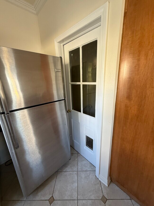 Building Photo - 5906 San Vicente Blvd