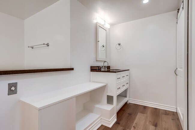 Building Photo - 435 N Oakhurst Dr