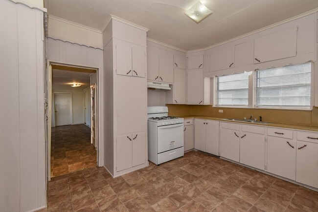 Building Photo - 3715 Eutopia St