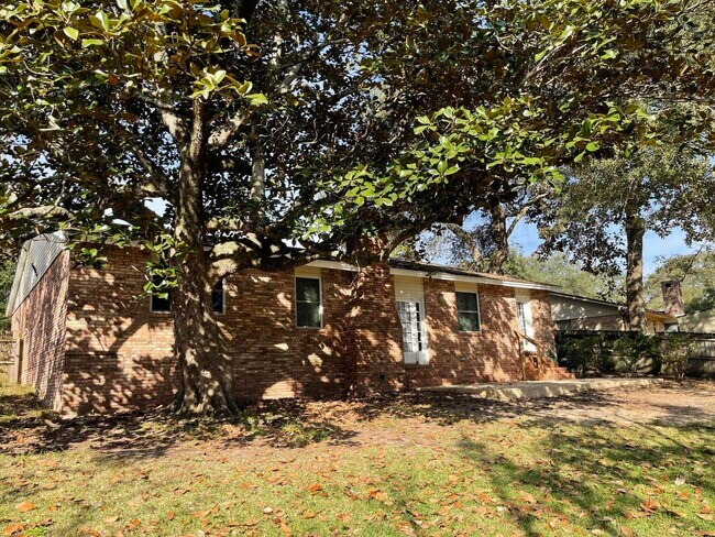 Building Photo - 606 Bayou Ln