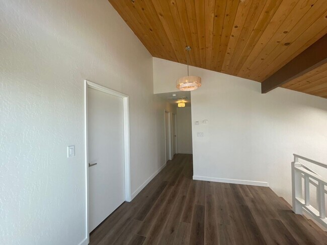 Building Photo - Pismo Duplex