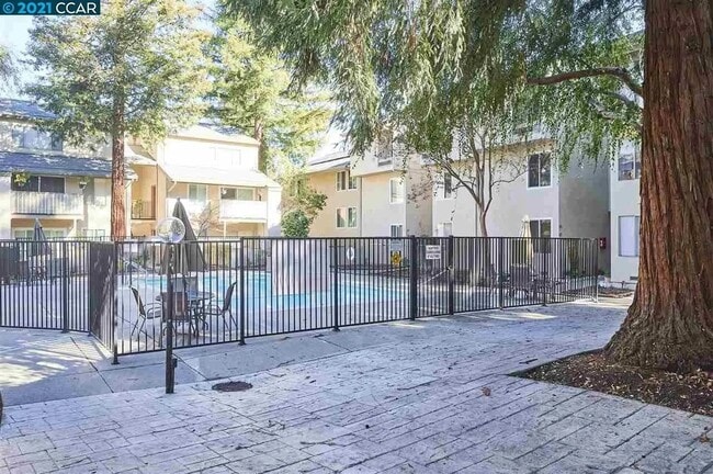 Building Photo - 2728 Oak Rd