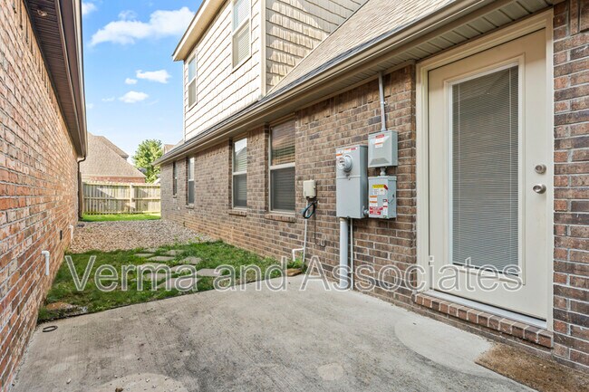 Building Photo - 3205 SW Riverstone Ave