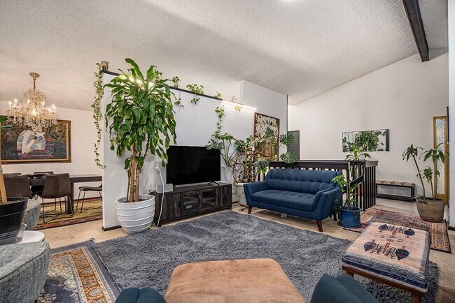 Building Photo - 4 bed/3 bath very spacious, fully furnishe...