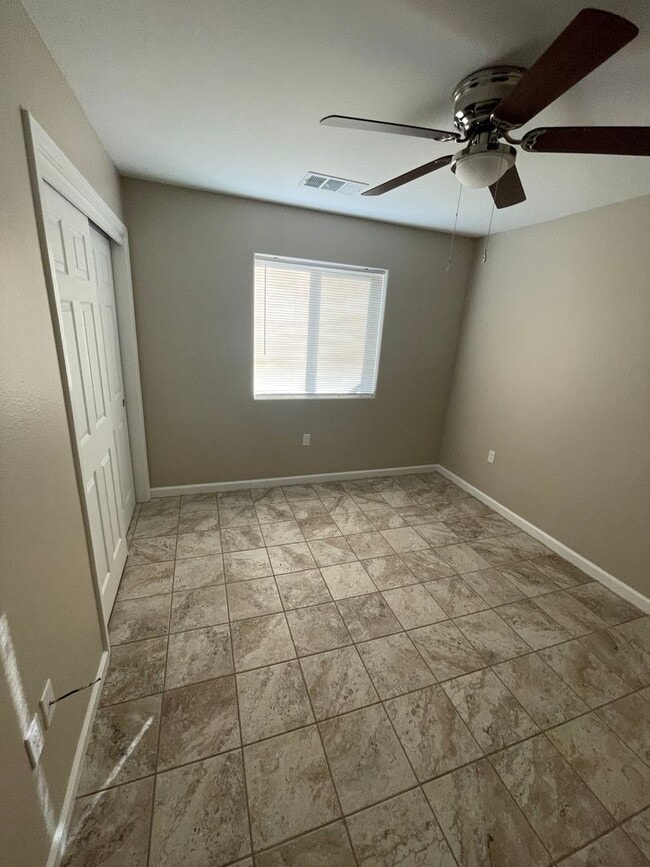 Building Photo - 354 1/2 S. G ST- 3 BEDROOM 1 BATH- EXETER