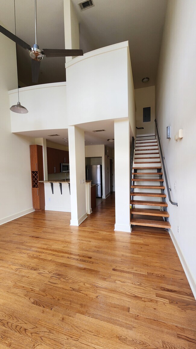 Building Photo - 1245 Caroline St NE