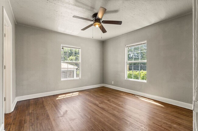 Building Photo - **CHARMING TULSA HOME FOR RENT — ONLY $1,300/MONTH!**
