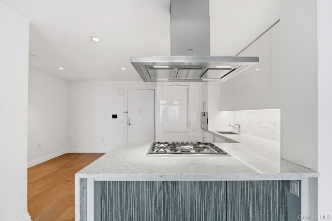 Building Photo - 460 W 42nd St