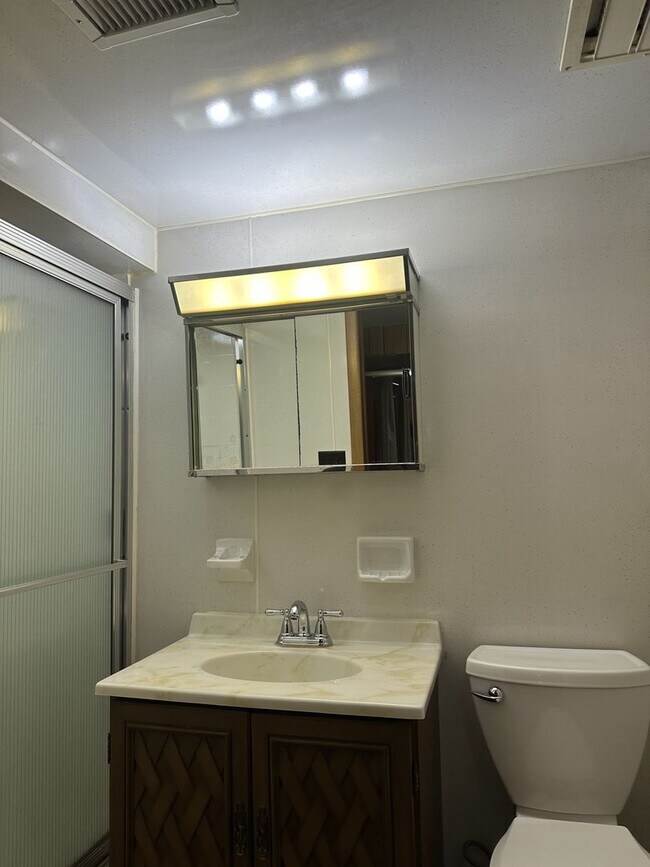 Building Photo - Welcome to this charming 3-bedroom, 2-bath...