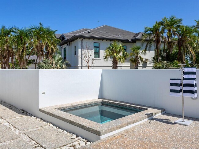 Building Photo - 7647 Sanderling Rd