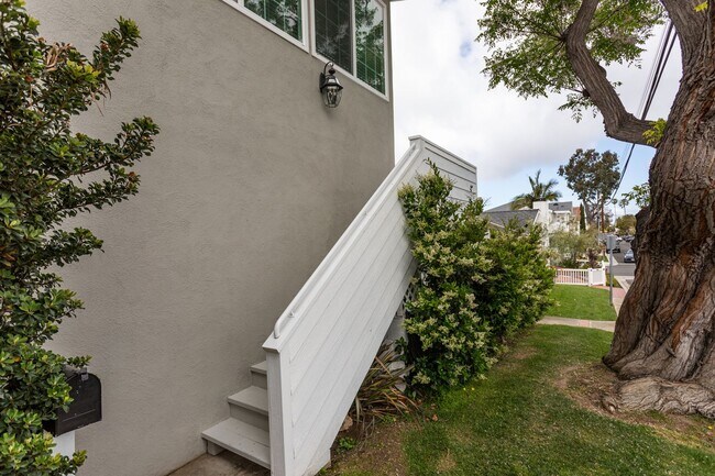 Building Photo - 520 Poinsettia Ave
