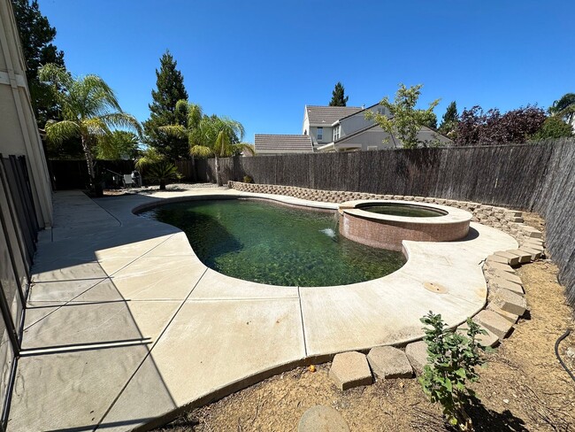 Building Photo - Beautiful 4 Bedroom 3 Bath Shadow Lakes Home