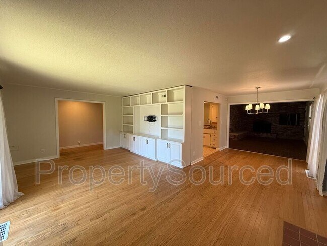 Building Photo - 1251 Middlefield Ave