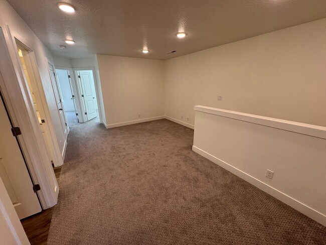 Building Photo - Desert Color Townhome!